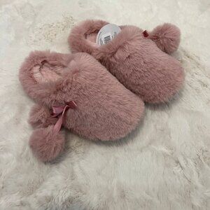 Women’s pink slippers